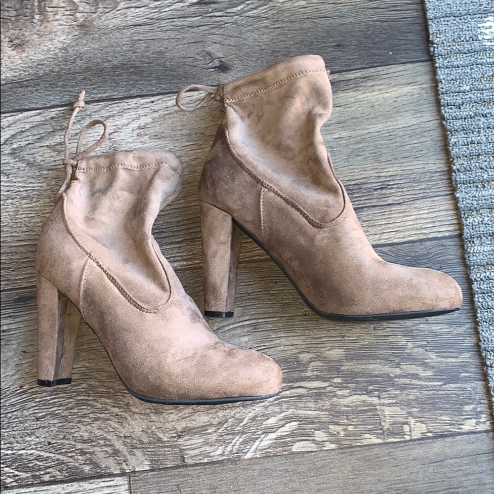 CUTE BROWN SUEDE BOOTIES